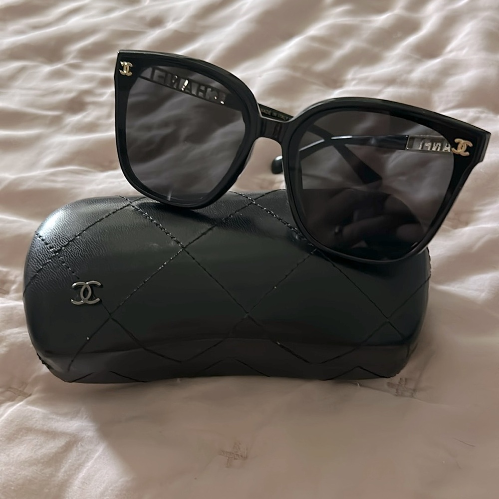 Chanel Designer Black Sunglasses with Case (cannot verify authenticity)